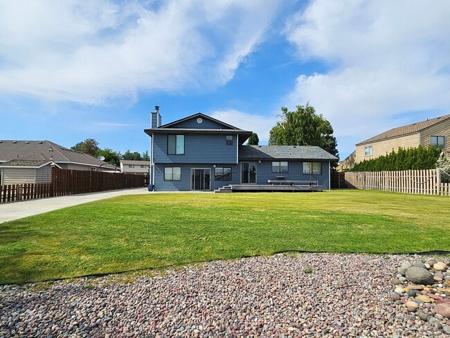 705 Edgewater Ln in Moses Lake, WA - Foto de edificio - Building Photo