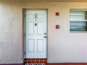 300 Forest Lakes Blvd in Naples, FL - Building Photo - Building Photo