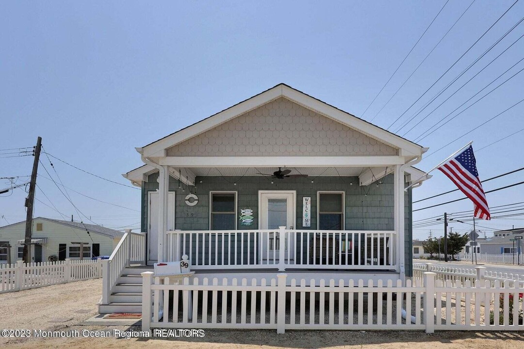 39 E Penguin Way in Lavallette, NJ - Foto de edificio