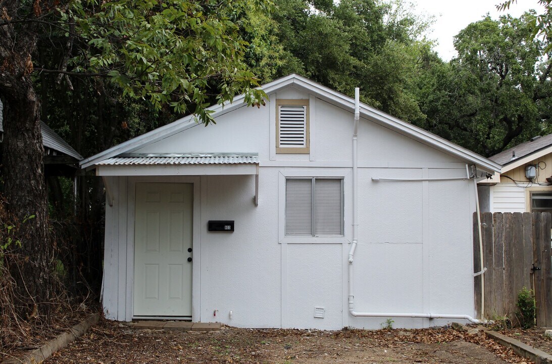 803 N East St in Belton, TX - Building Photo