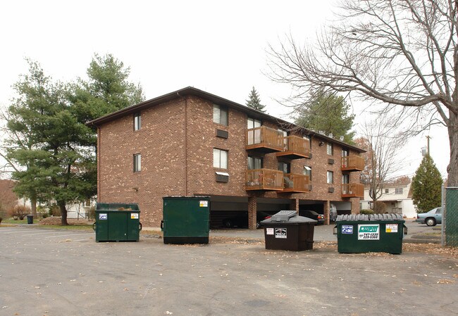 4 Twining St in Plainville, CT - Foto de edificio - Building Photo