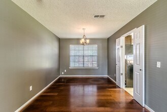 6015 Henniker Dr in Houston, TX - Building Photo - Building Photo