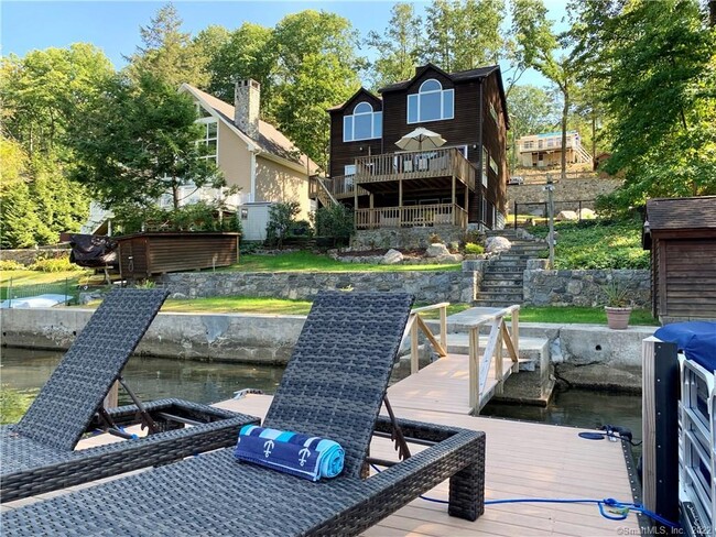 11 Candlewood Rd in New Fairfield, CT - Foto de edificio - Building Photo