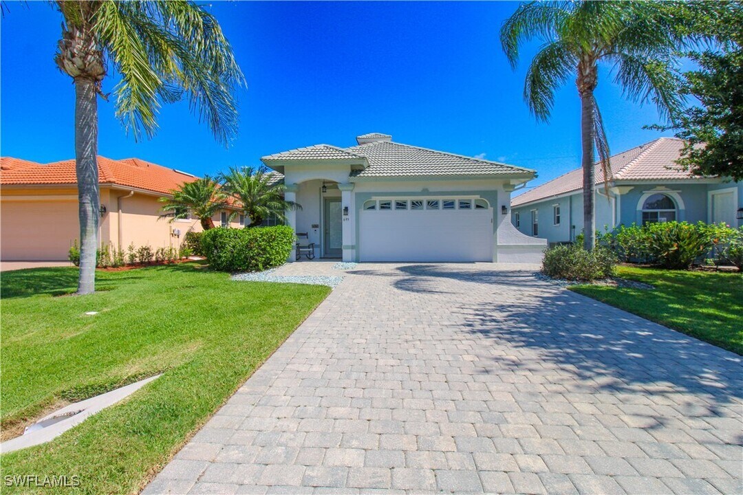 695 92nd Ave N in Naples, FL - Foto de edificio