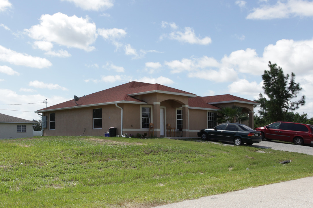 2301 Jill Ave in Lehigh Acres, FL - Foto de edificio