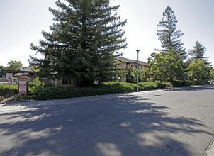 Oak Garden Apartments in Sacramento, CA - Foto de edificio - Building Photo