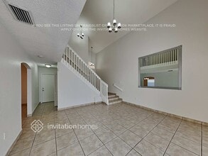 7866 NW 193rd Terrace in Hialeah, FL - Foto de edificio - Building Photo