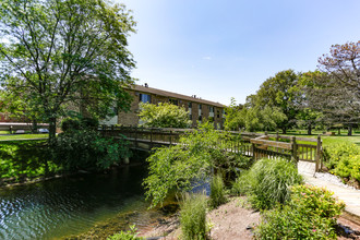 Ashton Lake Apartments in East Lansing, MI - Foto de edificio - Building Photo