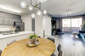 2111 Welch St in Houston, TX - Building Photo - Building Photo