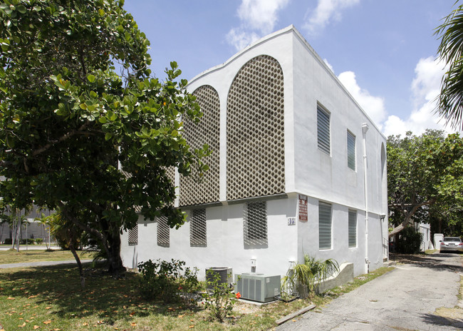 43-45 Alhambrah Cir in Coral Gables, FL - Foto de edificio - Building Photo