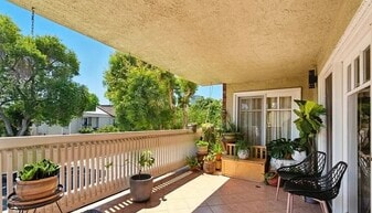 1310 Roxbury Dr, Unit 201 in Los Angeles, CA - Building Photo