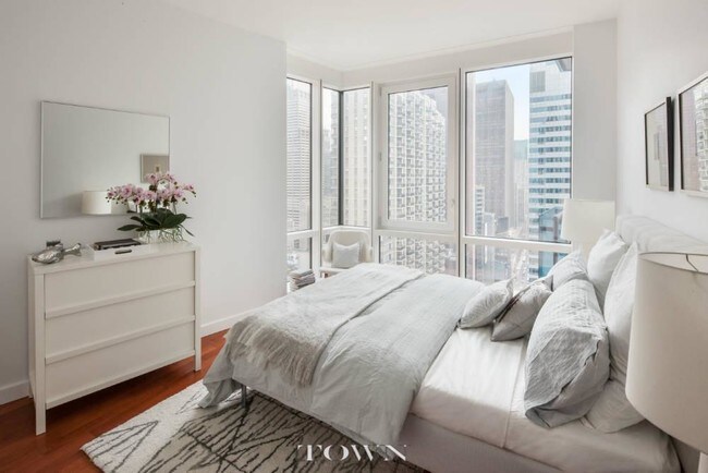 306 W 48th St in New York, NY - Building Photo - Building Photo