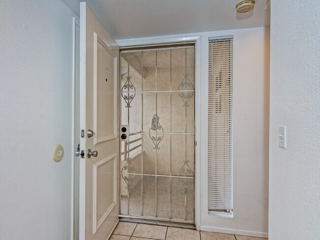 4850 Bella Pacific Row in San Diego, CA - Building Photo - Building Photo