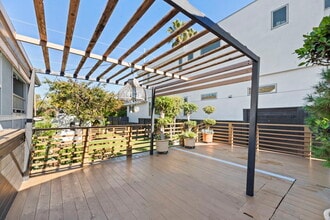 662 Rosecrans Ave in Manhattan Beach, CA - Building Photo - Building Photo