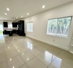 14890 NE 10th Ave in Miami, FL - Foto de edificio - Building Photo