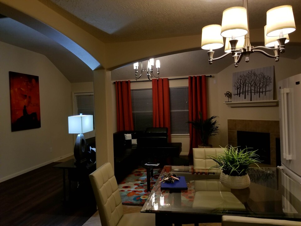 3311 Maris Way in Humble, TX - Foto de edificio