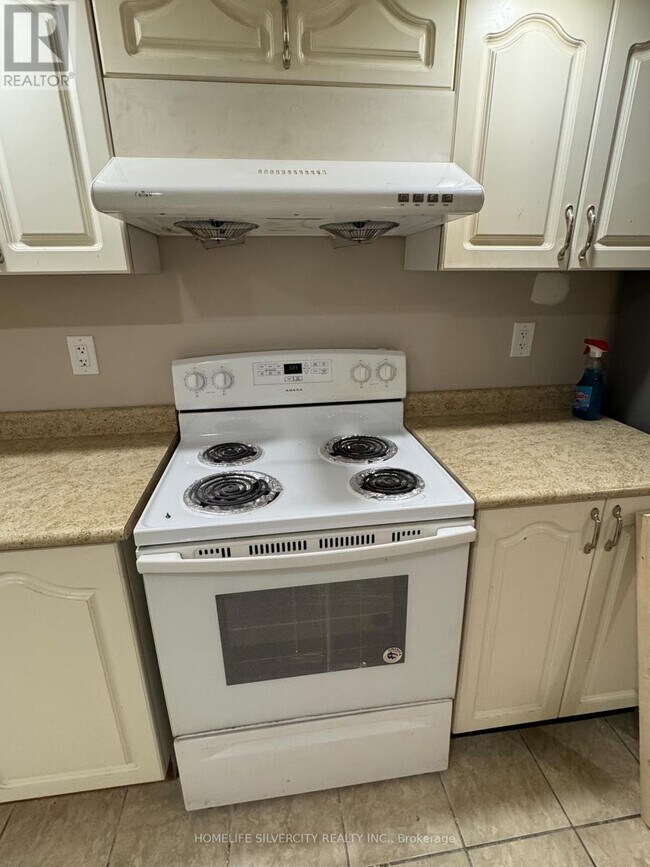 9 Elsmere Rd in Brampton, ON - Building Photo - Building Photo