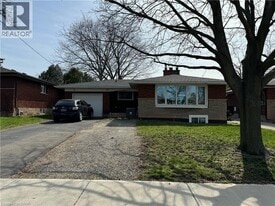 14 Fisher Crescent in Hamilton, ON - Building Photo