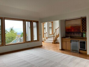 5570 152nd Pl SE in Bellevue, WA - Building Photo - Building Photo