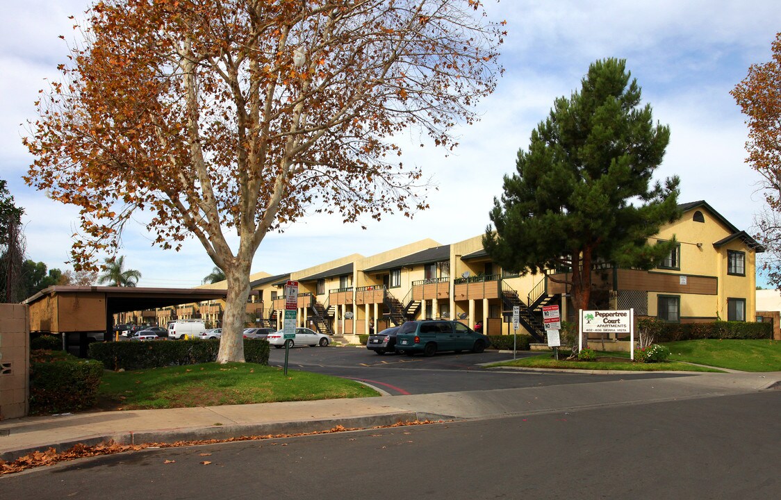 Peppertree Court Apartments in Corona, CA - Foto de edificio