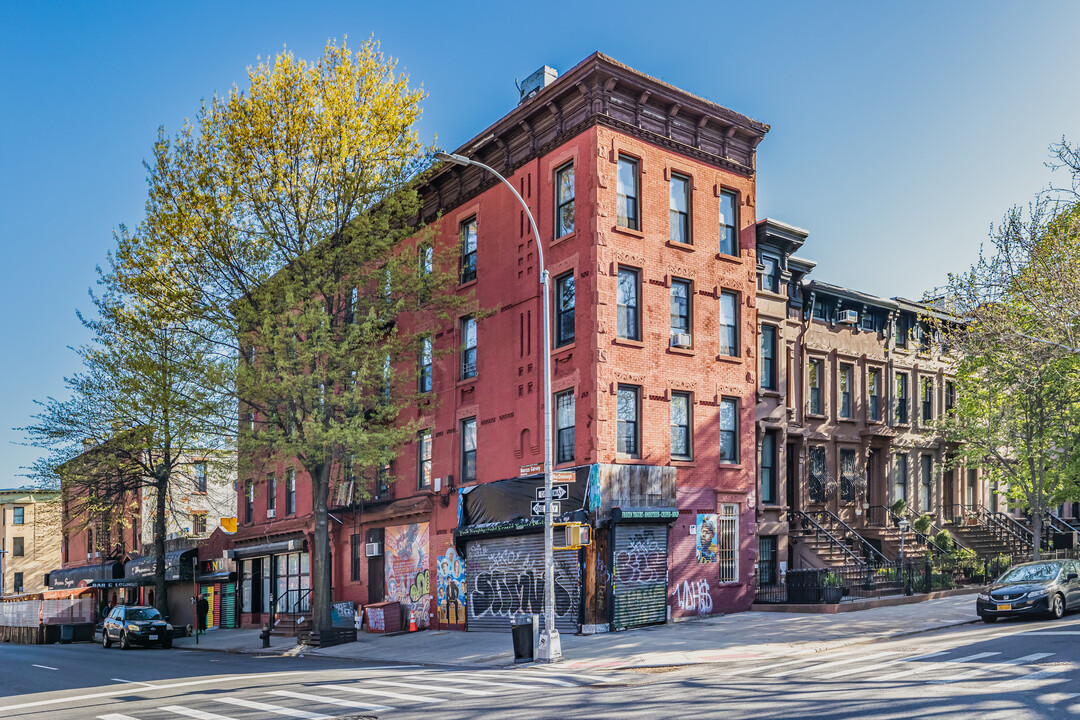 211 Macdonough St in Brooklyn, NY - Building Photo