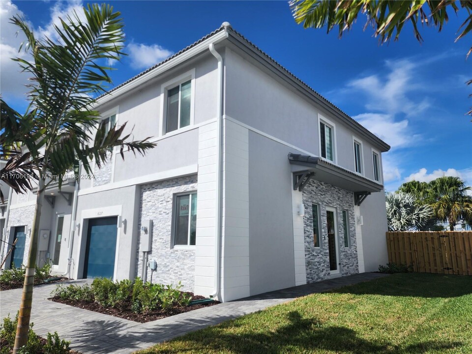 627 SE 13th St Cir in Homestead, FL - Building Photo