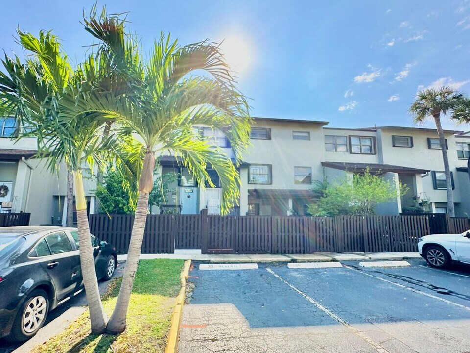 10000 NW 9th St Cir in Miami, FL - Building Photo