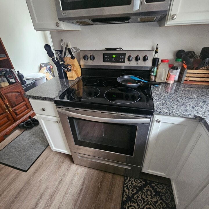 137B Highrock Rd in Weare, NH - Building Photo