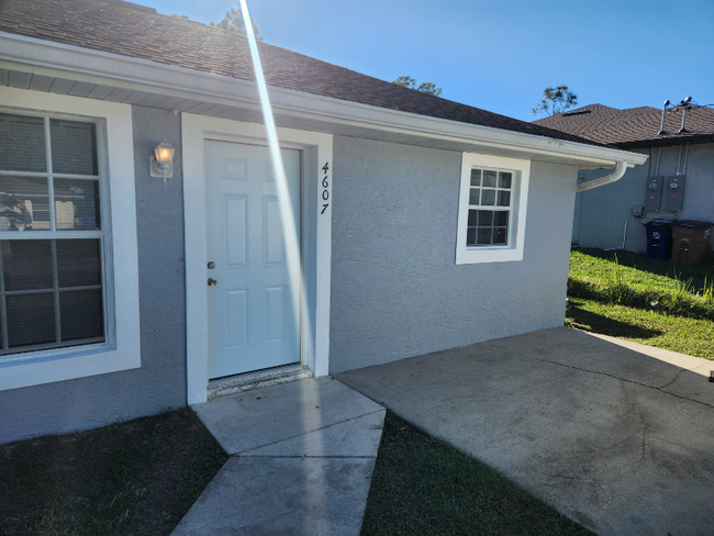 4607 28th St SW in Lehigh Acres, FL - Foto de edificio - Building Photo