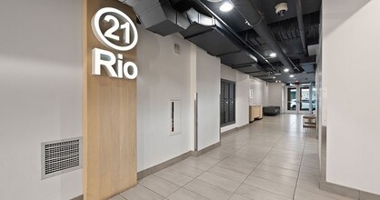 21 Rio Apartments in Austin, TX - Foto de edificio - Building Photo