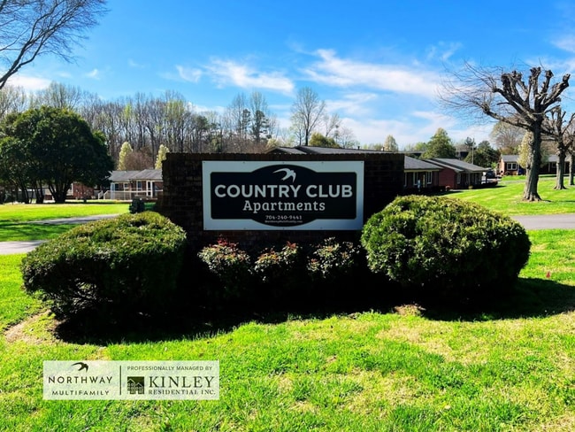 Country Club Apartments in Lincolnton, NC - Building Photo - Building Photo