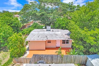 2435 Plunkett St in Hollywood, FL - Building Photo - Building Photo