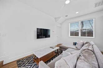 4704 Enchanted Ln in Austin, TX - Building Photo - Building Photo