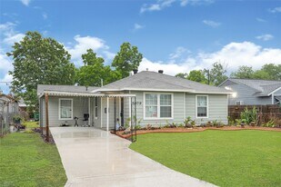 5009 Bataan Rd in Houston, TX - Building Photo