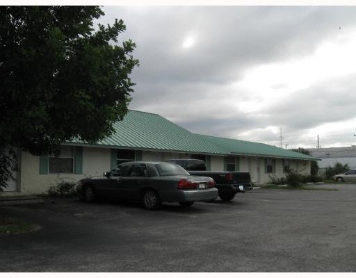 Center Apartments in Fort Pierce, FL - Foto de edificio - Building Photo