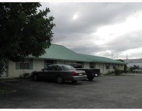 Center Apartments in Fort Pierce, FL - Building Photo - Building Photo