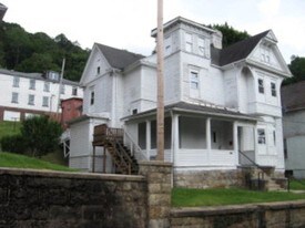 215 Monroe St in Bluefield, WV - Building Photo