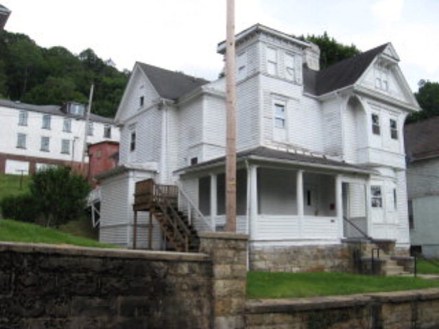 215 Monroe St in Bluefield, WV - Building Photo