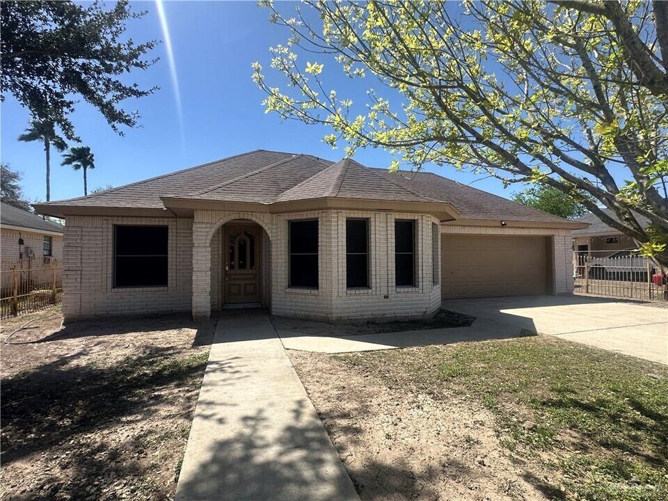 419 Charles Cir in Alamo, TX - Building Photo