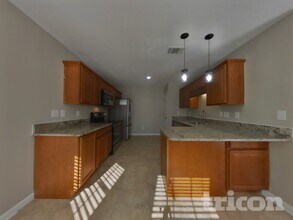 3505 Flora Dr in Spring Hill, TN - Foto de edificio - Building Photo