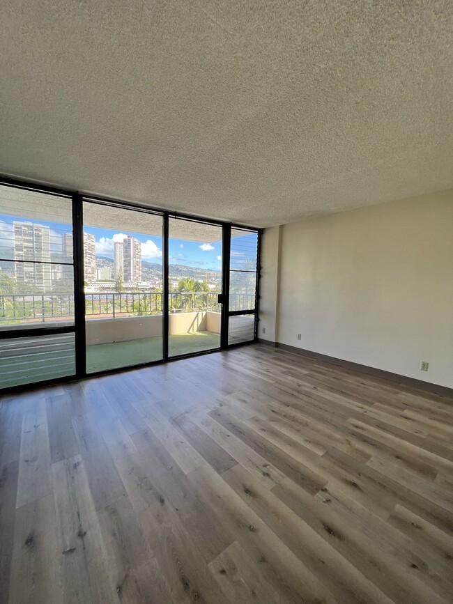 2121 Ala Wai Blvd in Honolulu, HI - Building Photo - Building Photo