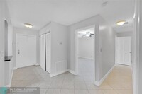 8770 Holly Ct in Tamarac, FL - Foto de edificio - Building Photo