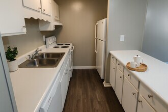 906 NW Candlewood Dr in Huntsville, AL - Foto de edificio - Building Photo