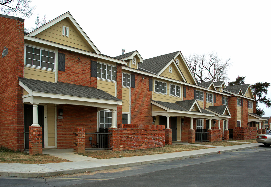 Riverview Park in Tulsa, OK - Building Photo