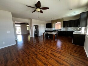 5059 Bonnie Doon Ln in Las Vegas, NV - Foto de edificio - Building Photo