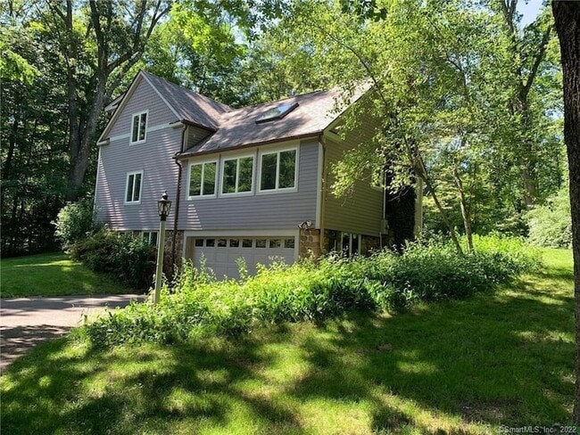 135 Oregon Rd in Cheshire, CT - Building Photo - Building Photo