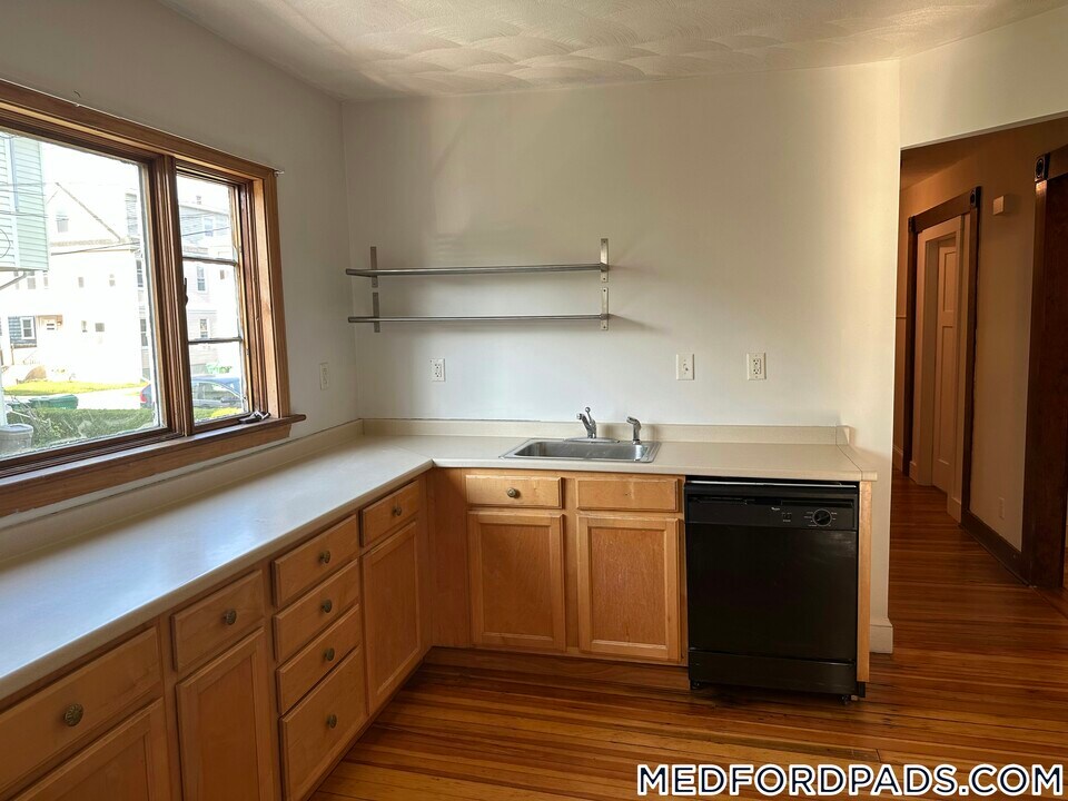 23 Renfrew St in Medford, MA - Building Photo
