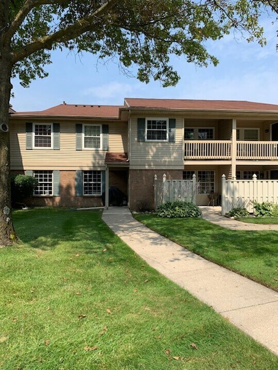 19204 Northridge Dr in Northville, MI - Building Photo
