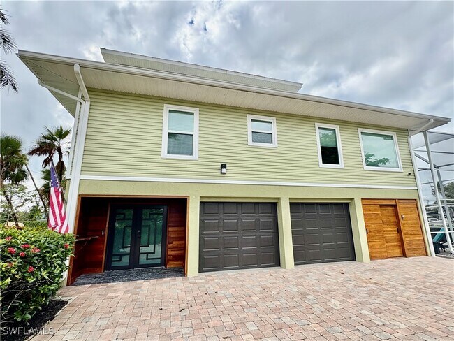 3858 Riviera Cir in Bonita Springs, FL - Building Photo - Building Photo