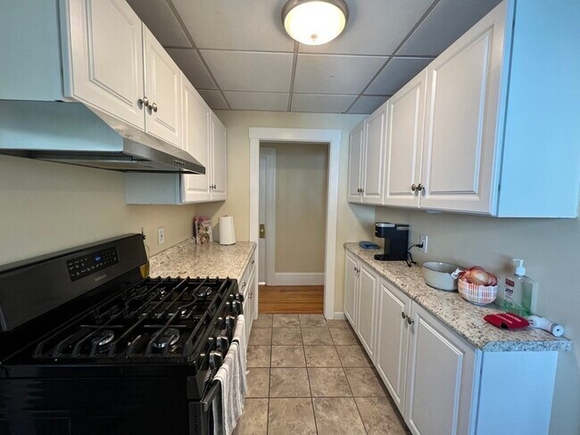 558 Riverside Ave, Unit 2 in Medford, MA - Building Photo - Building Photo